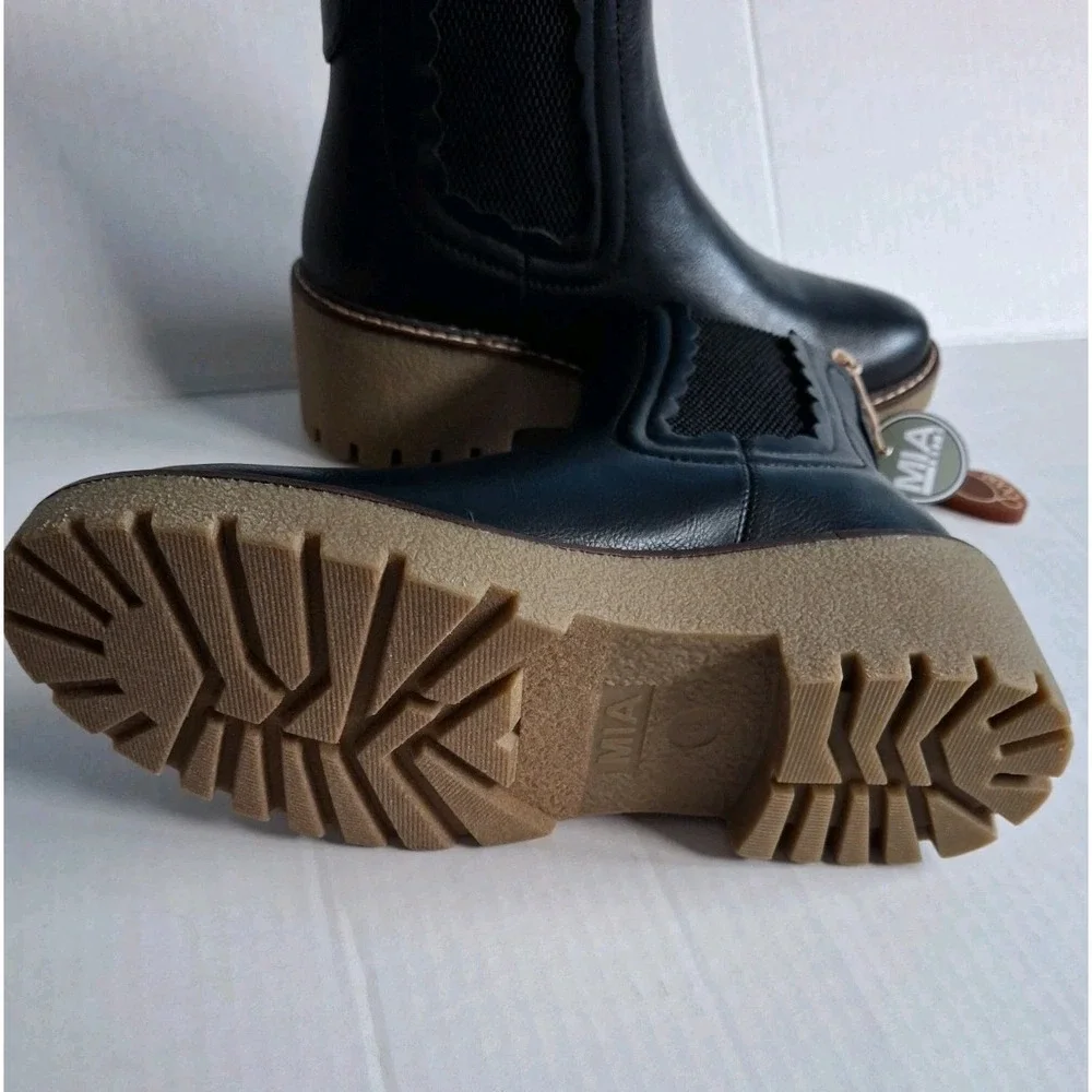 Mia Womens Kellen Lug Sole Chelsea Booties Black Size 6